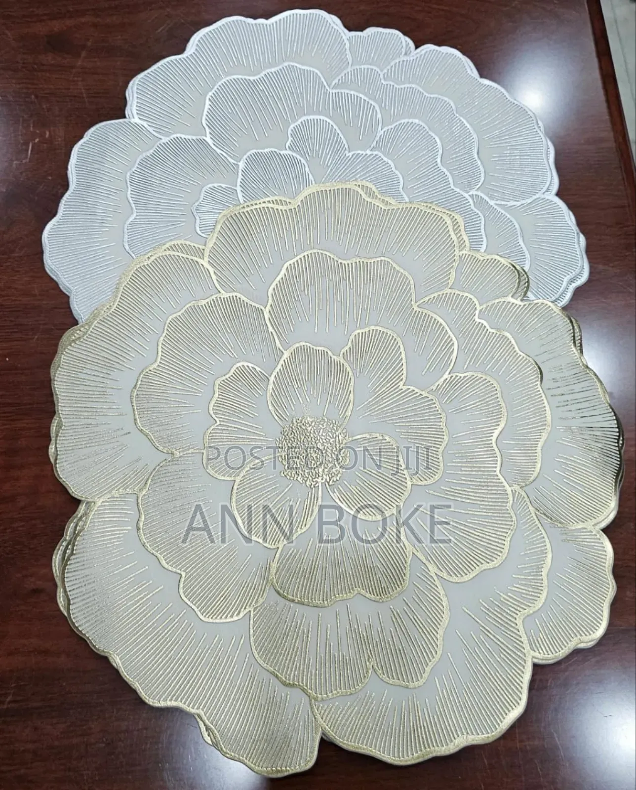 *Waterproof Non Woven Table Mats Available in Silver