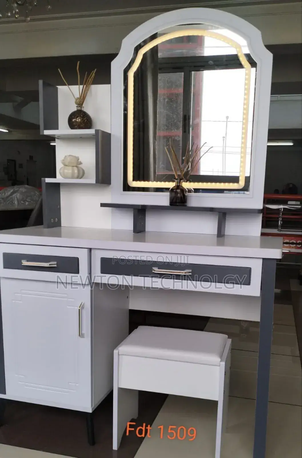 Executive Big Dressing Table With Sliding Mirror