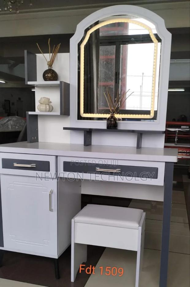 Executive Big Dressing Table With Sliding Mirror