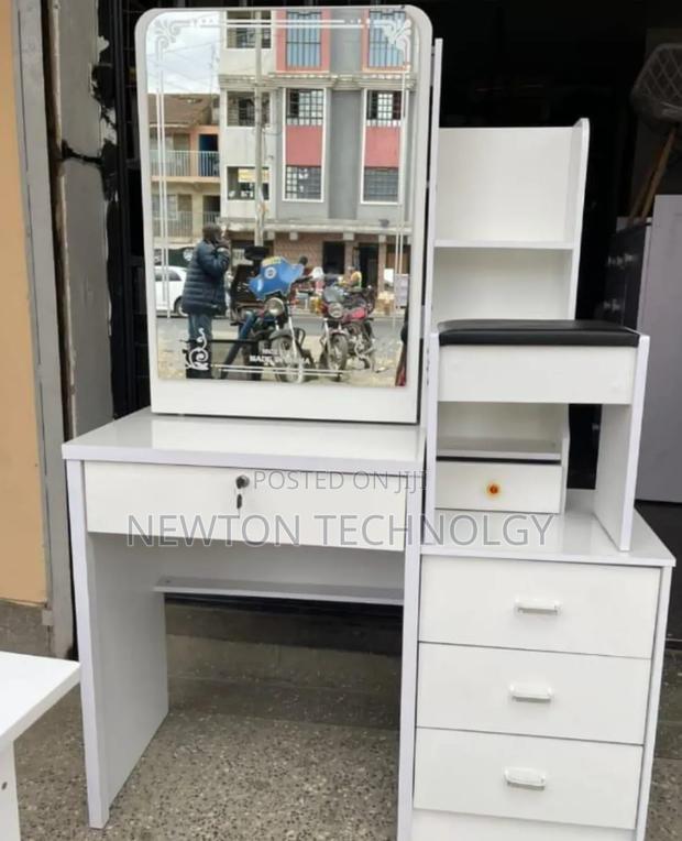 Dressing Table With Sliding Y Mirror - main view
