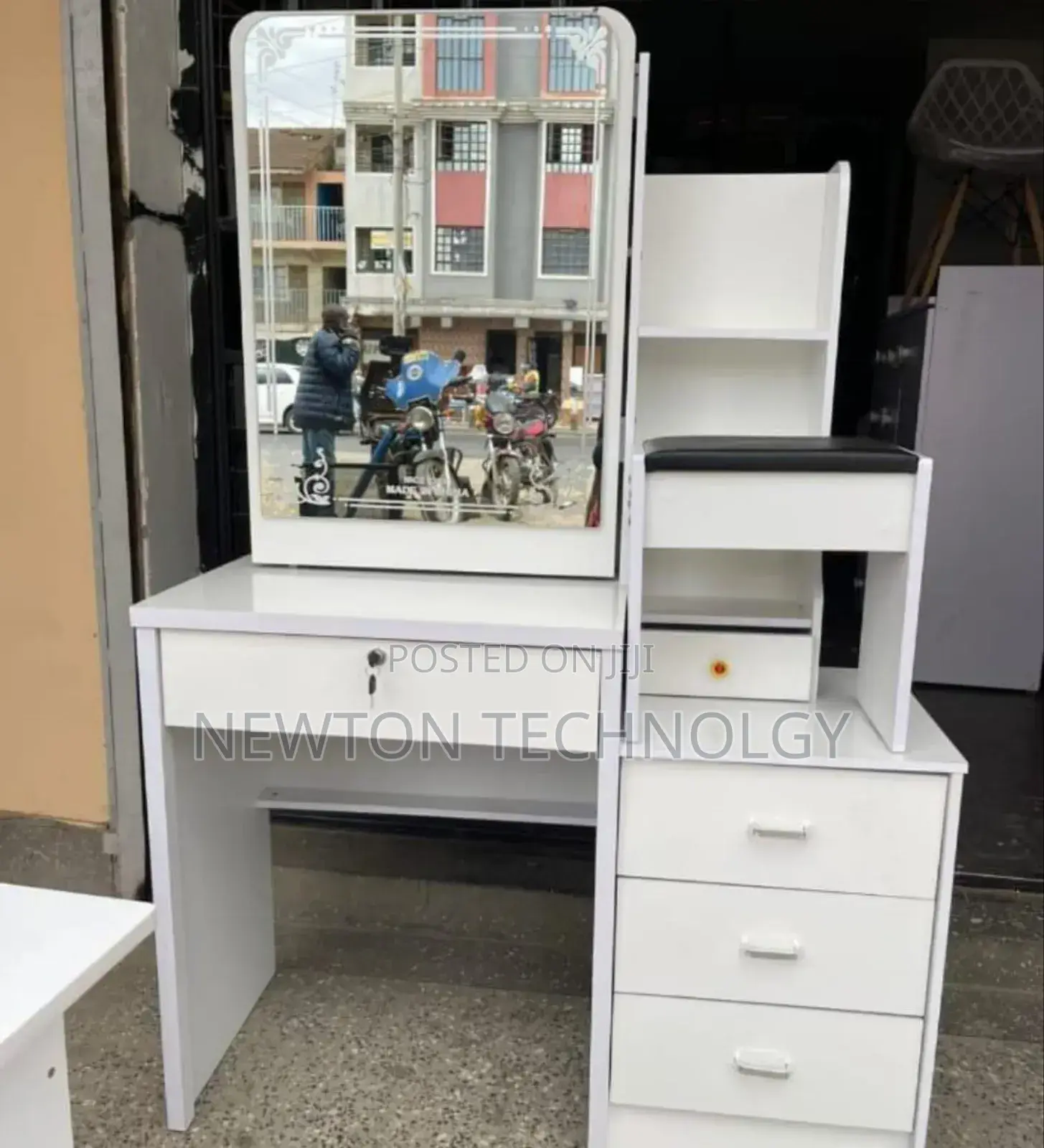 Executive Big Dressing Table With Sliding Mirror