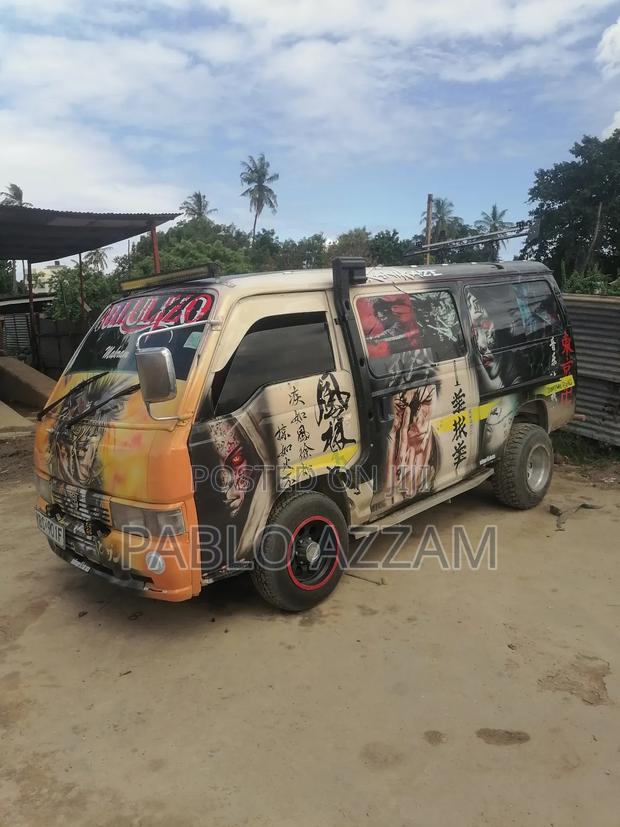 New Nissan Caravan (Urvan) 2012 Beige - thumbnail 2