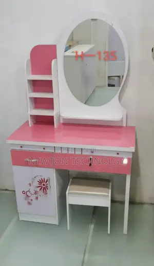 Dressing Table / Fixed Round Mirror