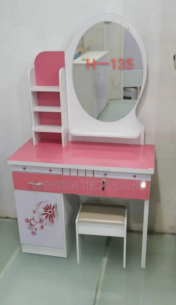 Dressing Table / Fixed Round Mirror