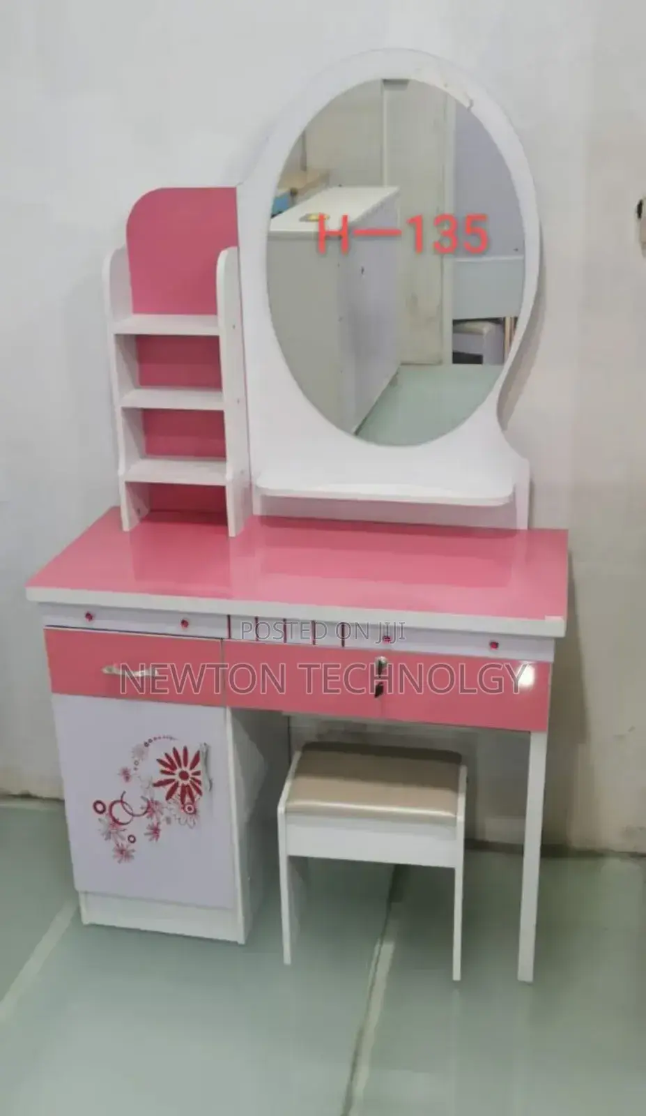 Dressing Table / Fixed Round Mirror