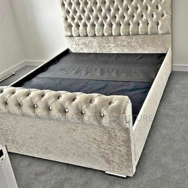 5x6 Diamond Tufted Chester Bed With Silver Nailhead - main view