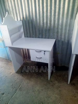 Manicure Table - main view