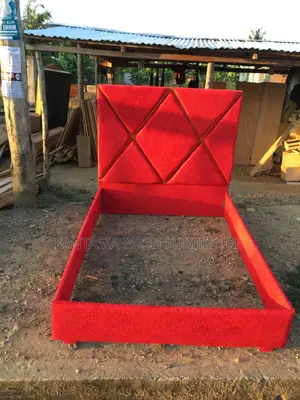 4*6 Chester Bed With Bright Red Upholstery