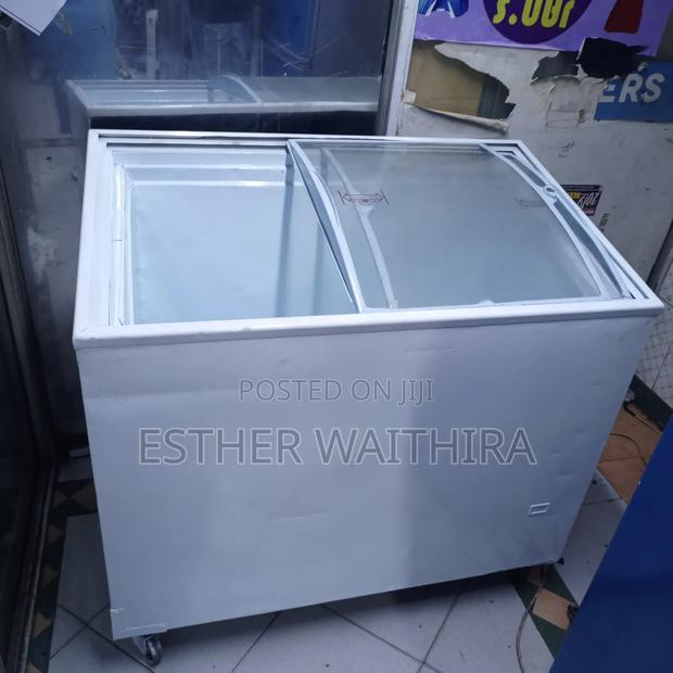 Well Maintained Display Freezer - thumbnail 2