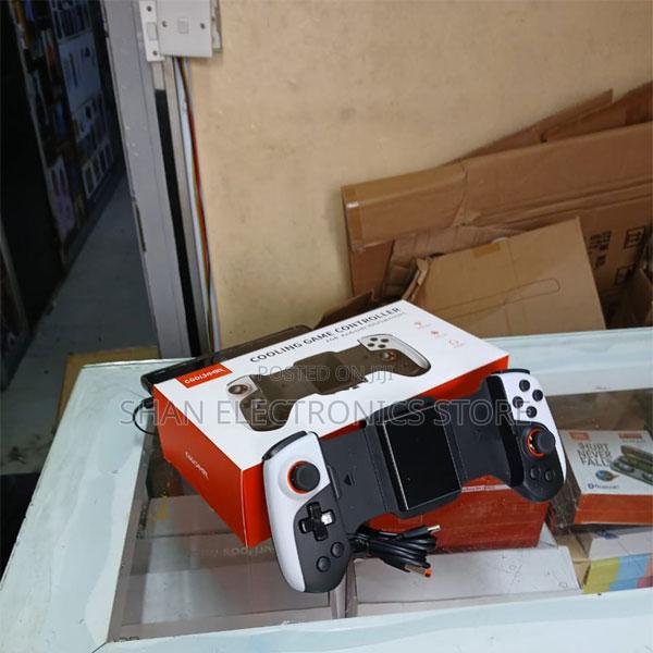 Cellphone Cooler Retractable Game Controller //=Black - main view