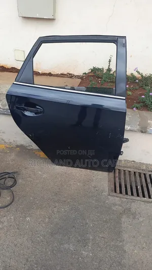 Rear Door Auris Zre185