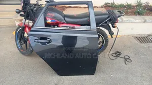 Rear Door Auris Zre185