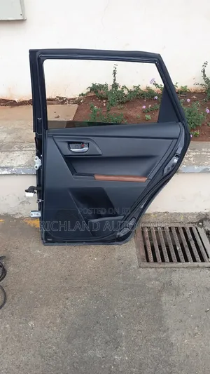 Rear Door Auris Zre185