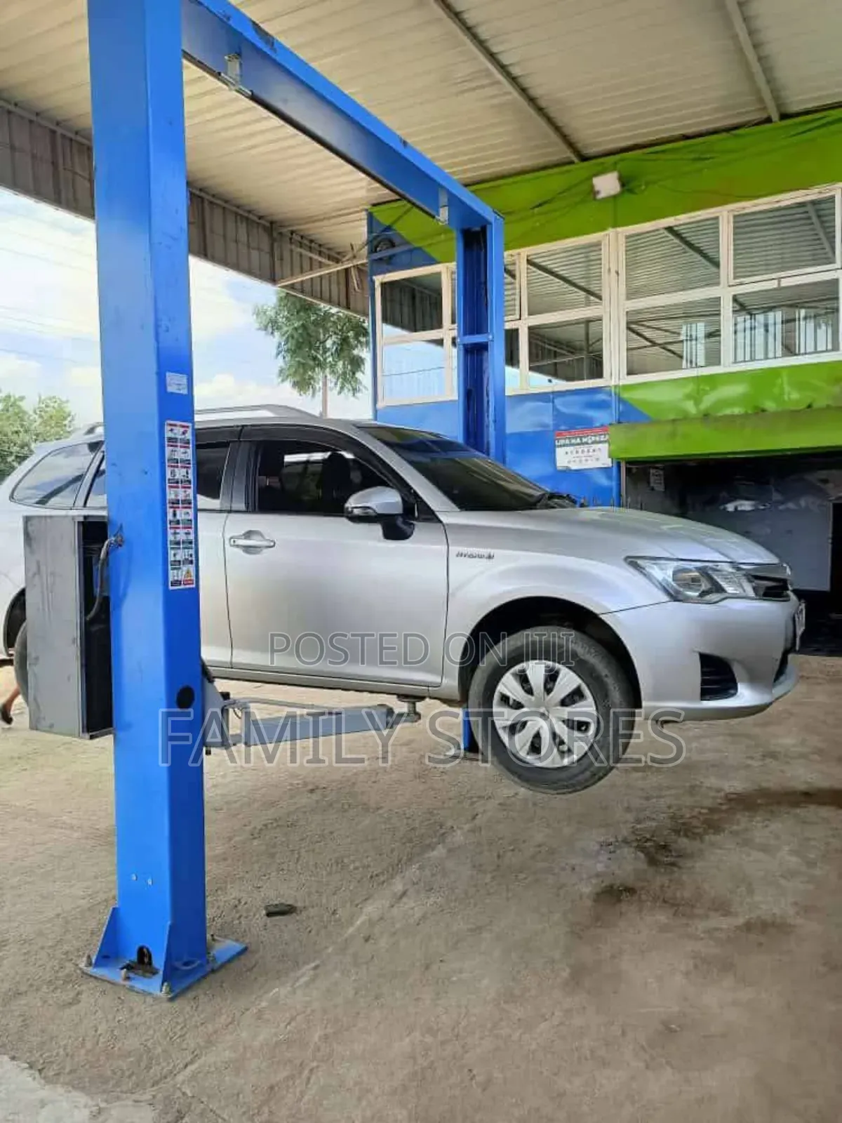 Two Post Carlift Machine Electric Powered 3500kg Maximum.