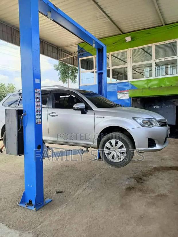 Two Post Carlift Machine Electric Powered 3500kg Maximum. - main view