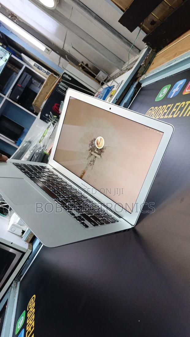 Laptop Apple MacBook Air 4GB Intel Core i5 SSD 128GB - main view