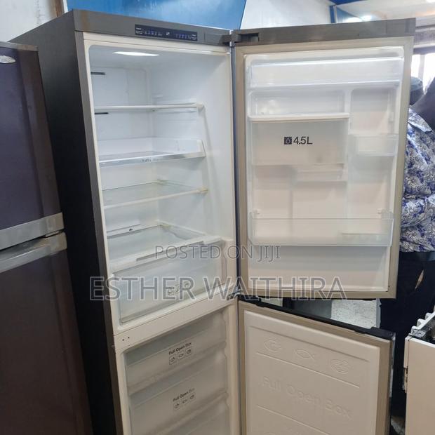 Sumsung Fridge With Water Dispenser - thumbnail 2