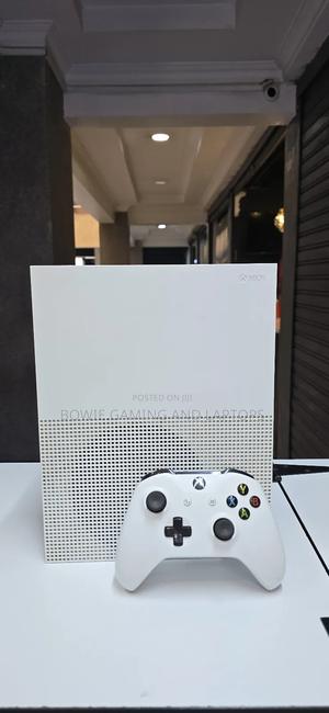Xbox One S 500gb With Controller - main view
