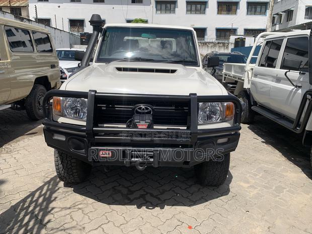 Toyota Land Cruiser 4.5 V8 TD 2019 Off white - thumbnail 3