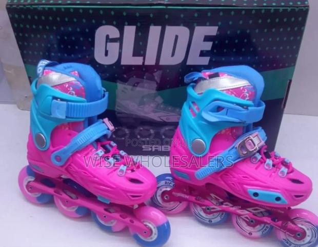 Hard Boot Skate Shoes 
Rubber Wheels 
High Quality Skate