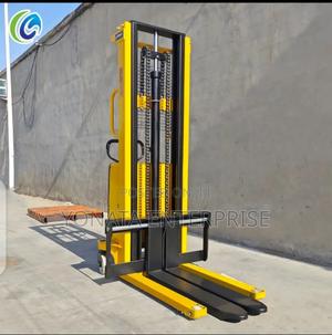 2t Electric Stacker (2.5m) - thumbnail 2