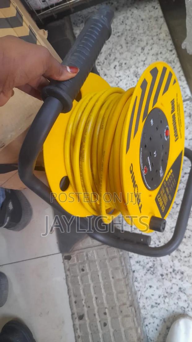 Heavy-Duty Extension Cable Reel 2.5mm2 Wire Multi-Socket