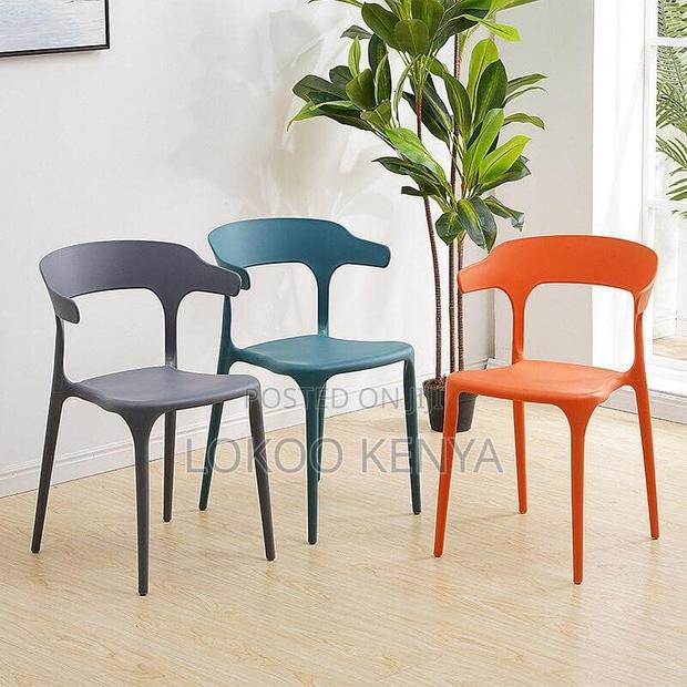 Dining Chairs: Stackable Plastic Chairs for Events