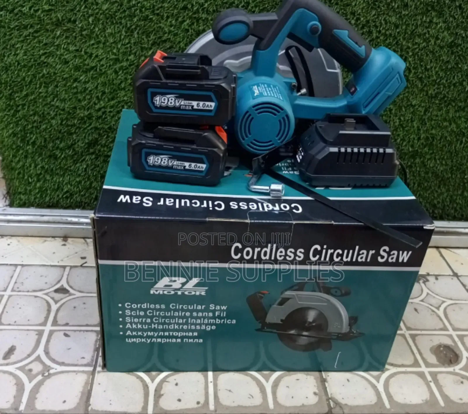Makita Cordless Circular Saw / Rechargeable Batteries