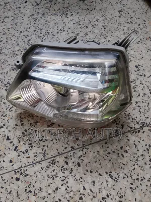 Headlight Sienta 2010 Xenon
