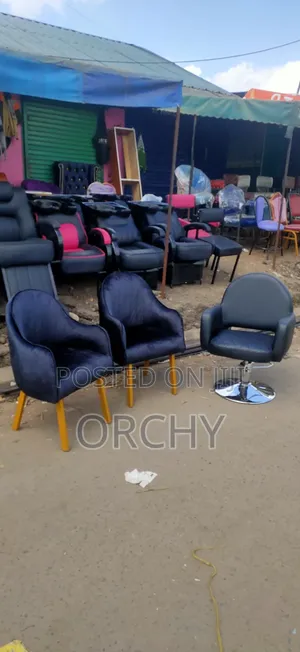 2 Manicure Seats + 1 Styling Seat