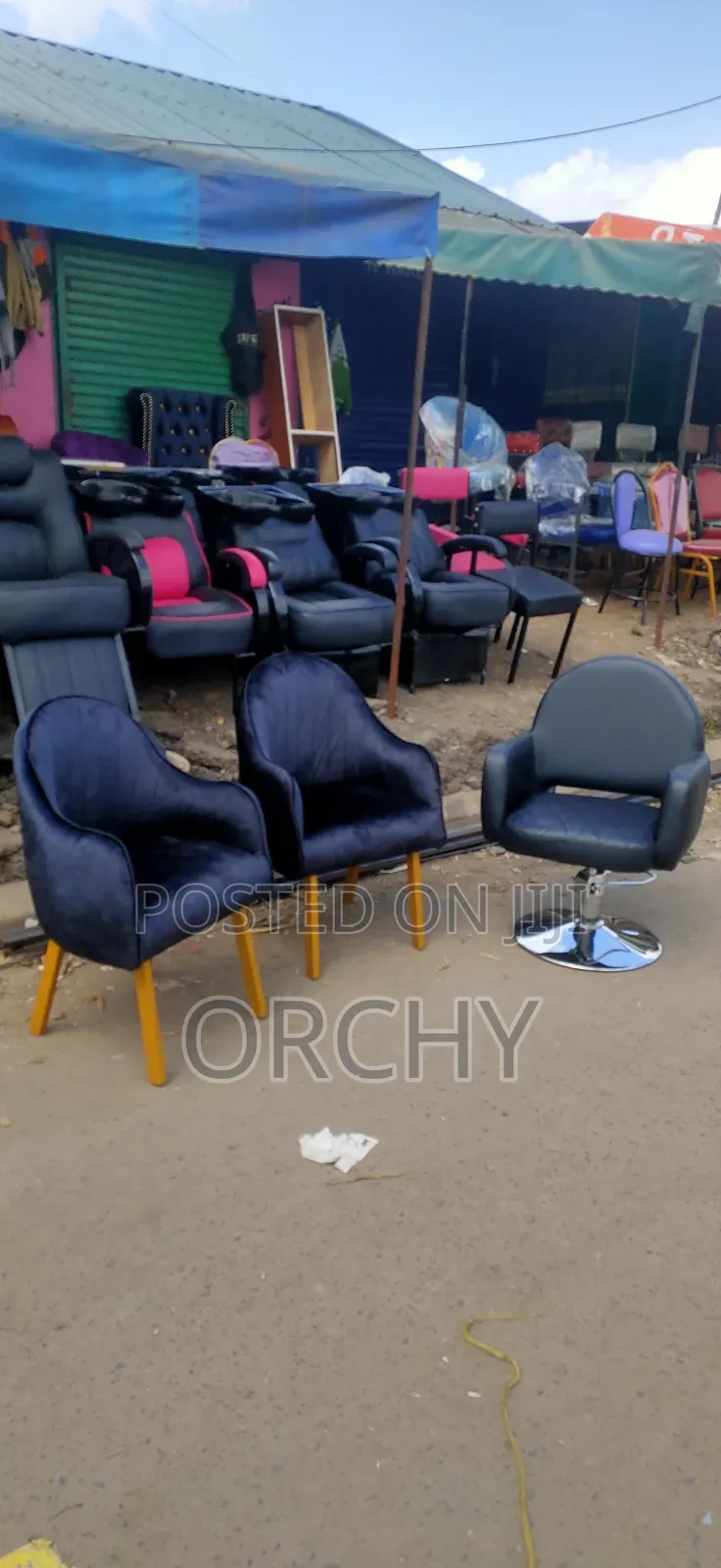 2 Manicure Seats + 1 Styling Seat