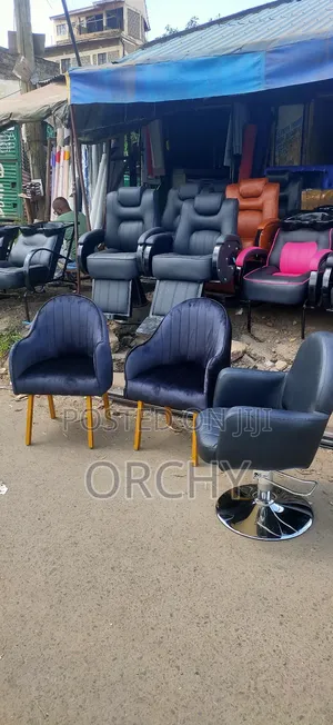 2 Manicure Seats + 1 Styling Seat