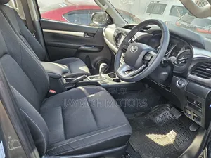 Toyota Hilux 2023 Brown