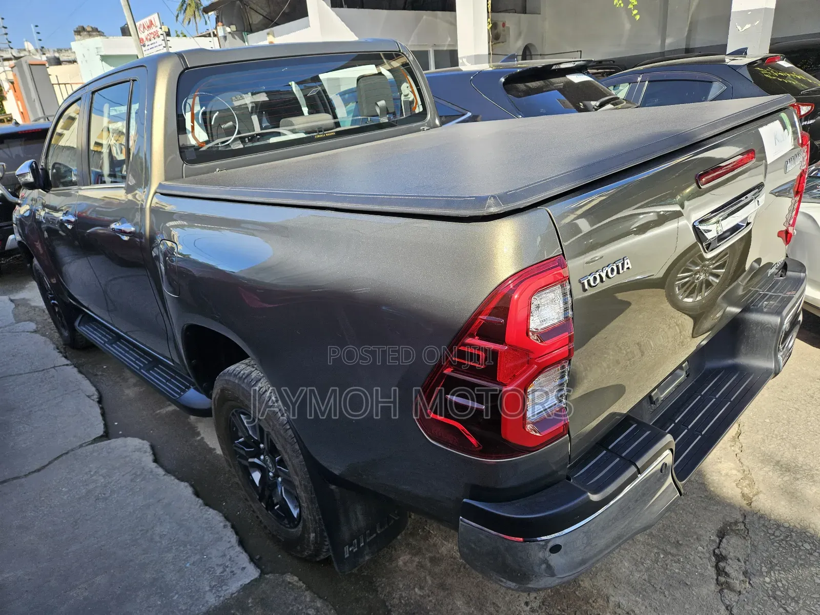 Toyota Hilux 2023 Brown