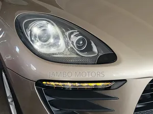Porsche Macan Base 2018 Gold