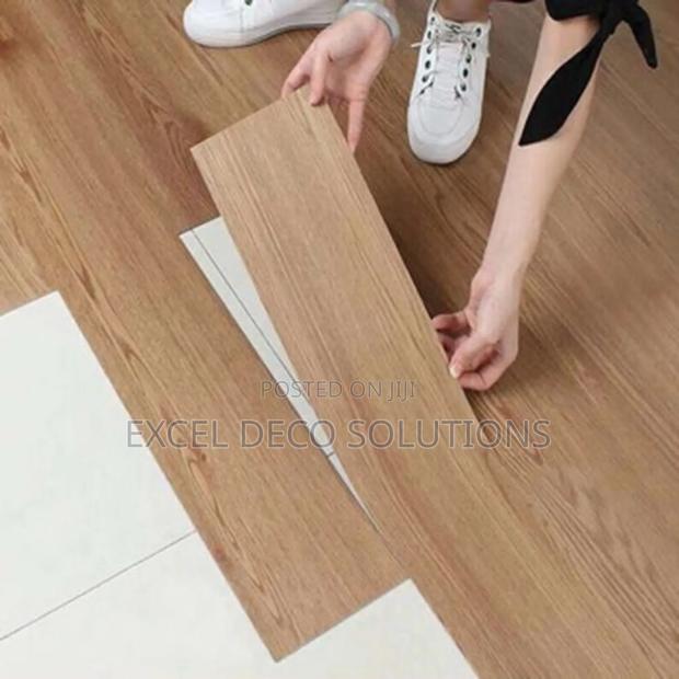Vinylvue Peel Stick Planks – Barnwood Blend