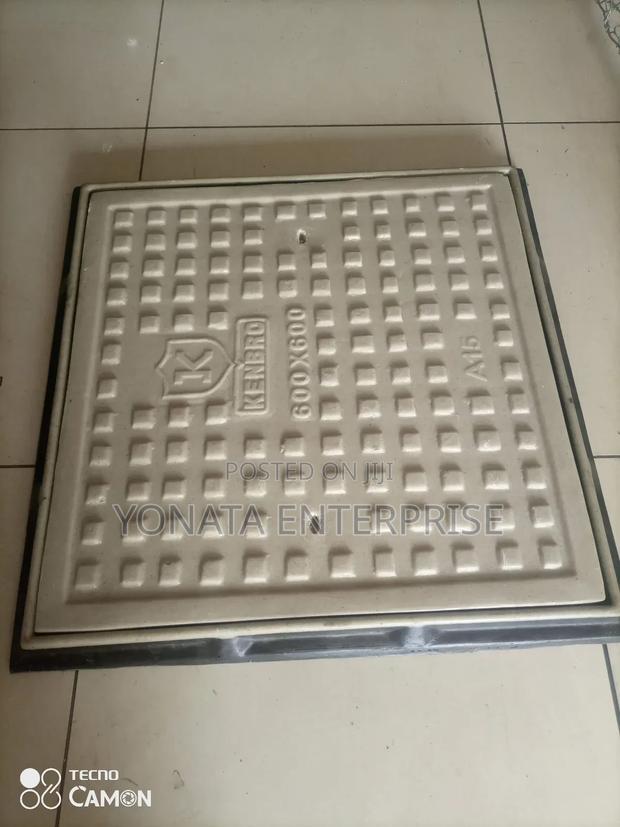 Polysynthetic Manhole Cover - main view