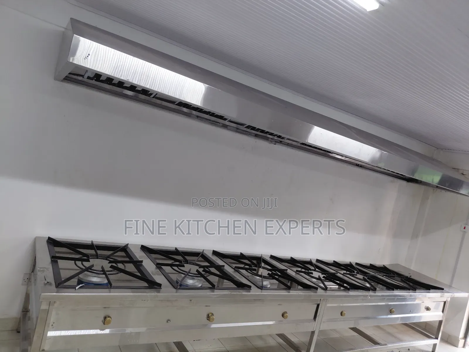 Hood and 6 Burners Cooker.