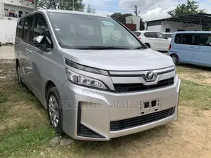 Toyota Voxy 2018 Silver