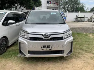 Toyota Voxy 2018 Silver
