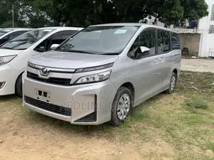 Toyota Voxy 2018 Silver