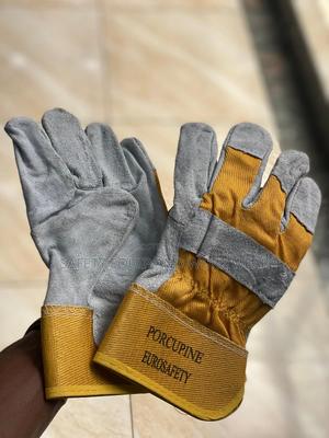 Short Leather Gloves Built For Hard Work - thumbnail 2