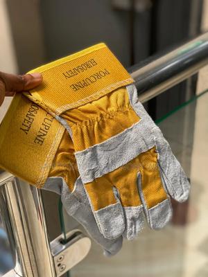 Short Safty Leather Gloves For Workers. - main view