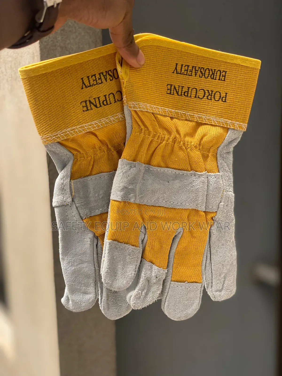 Short Safety Leather Gloves Built For Action.