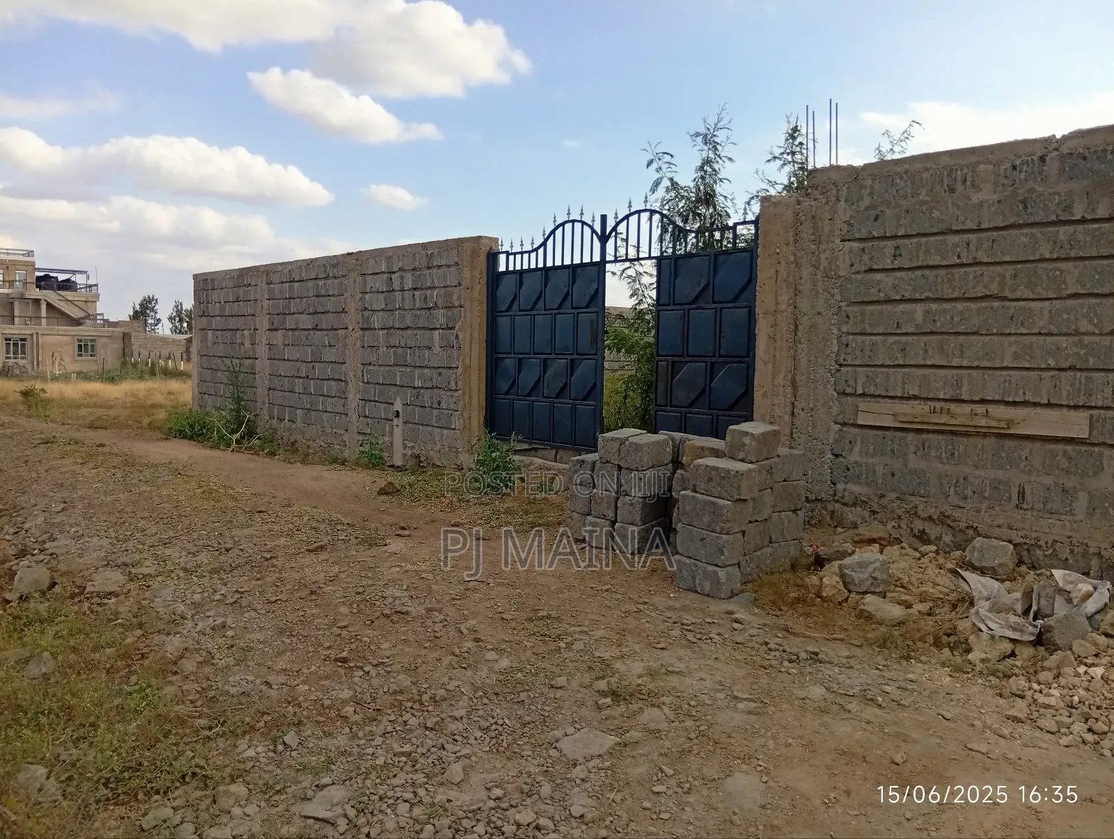 40 by 60 Plot With Perimeter Wall, Gate and Water