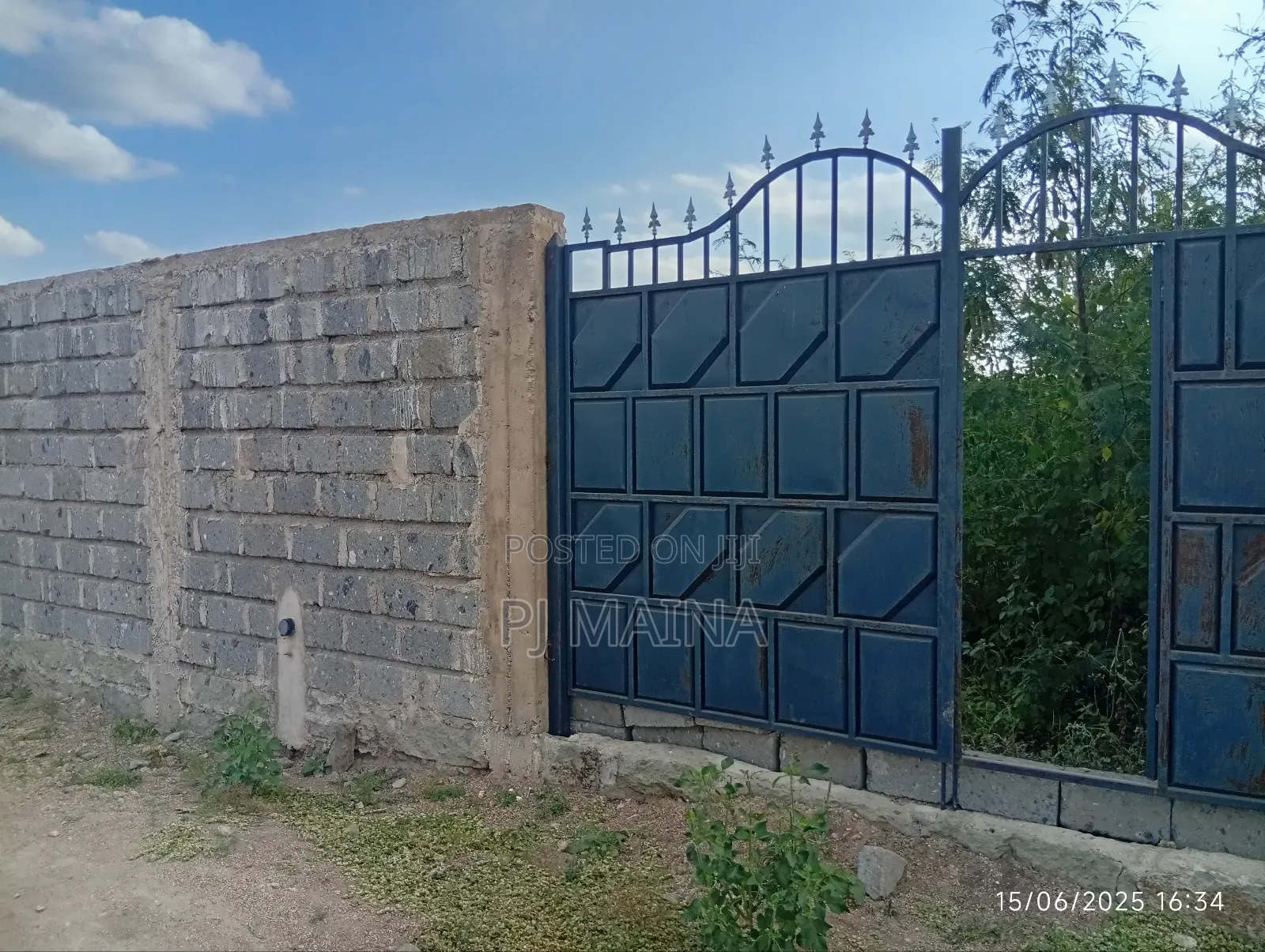 40 by 60 Plot With Perimeter Wall, Gate and Water