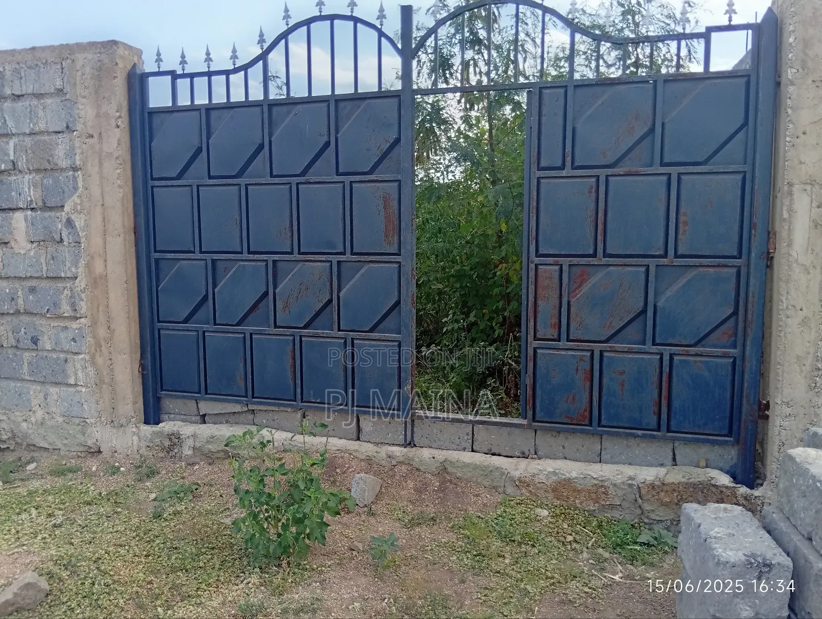 40 by 60 Plot With Perimeter Wall, Gate and Water