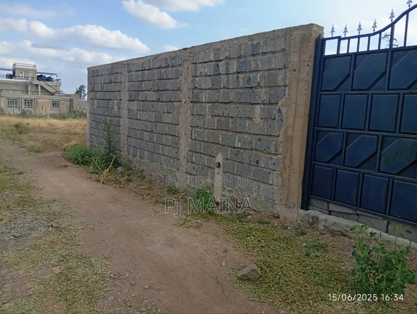 40 by 60 Plot With Perimeter Wall, Gate and Water