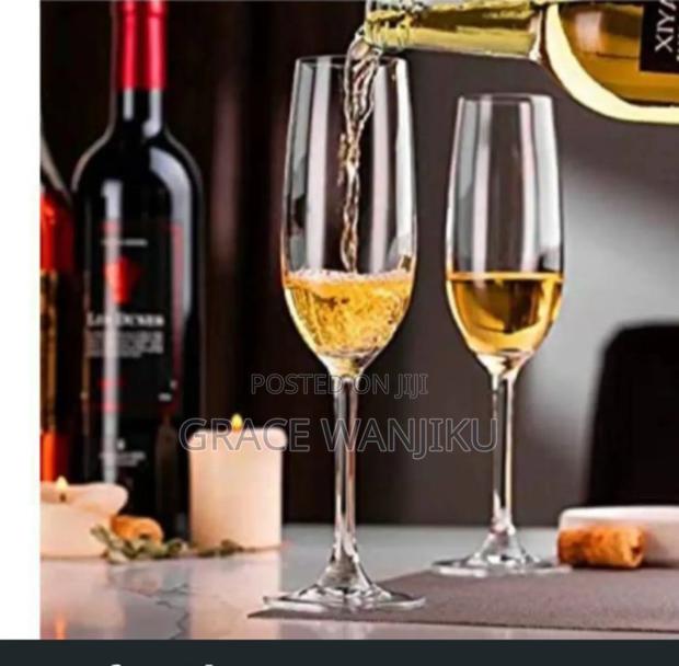 *Set of 6 Champagne Glasses*