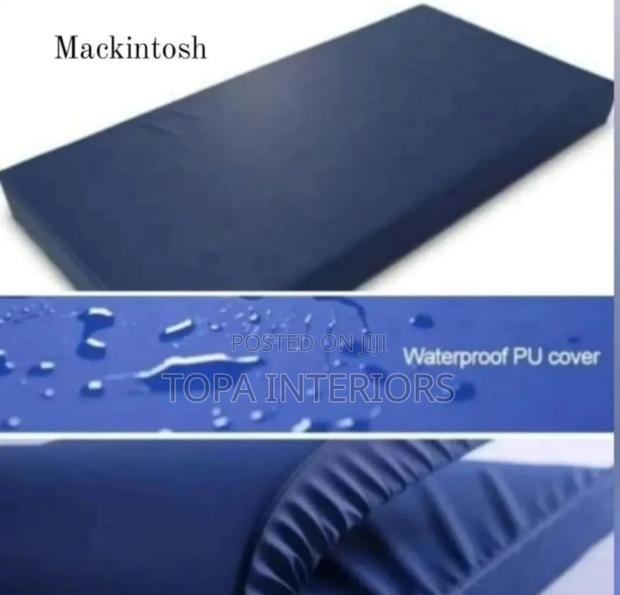 Waterproof Mackintosh To Protect A Mattress Against Liquids